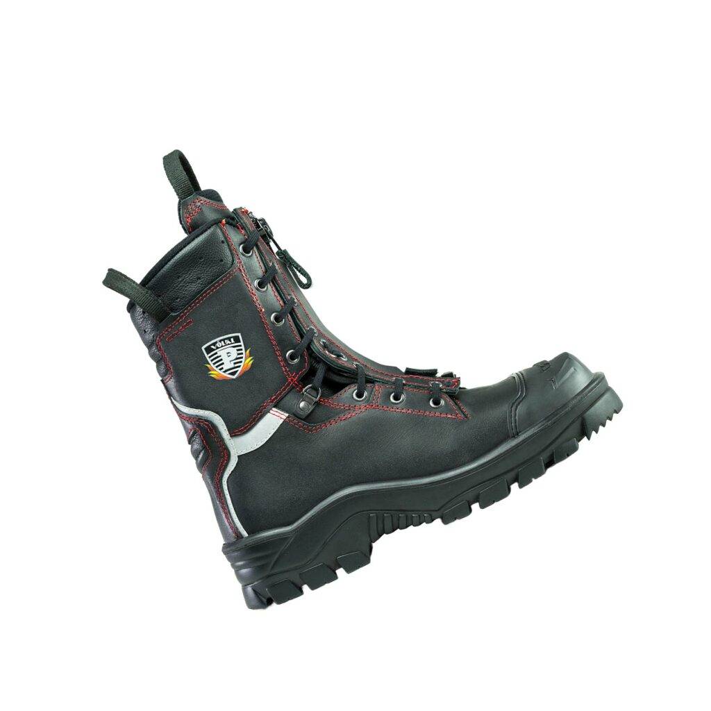 VÖLKL Primus Feuerwehrschuh in Schrägansicht – schwarzer Lederstiefel mit roter Naht, Reflexstreifen und robuster Profilsohle für den Feuerwehreinsatz